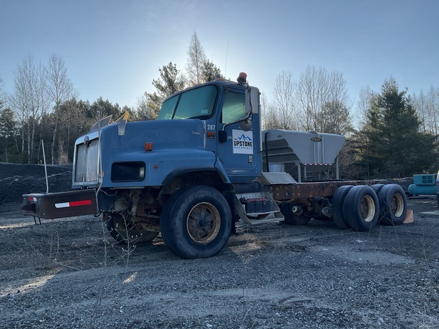 2001 International 5600i 6x4 Cab and Chassis