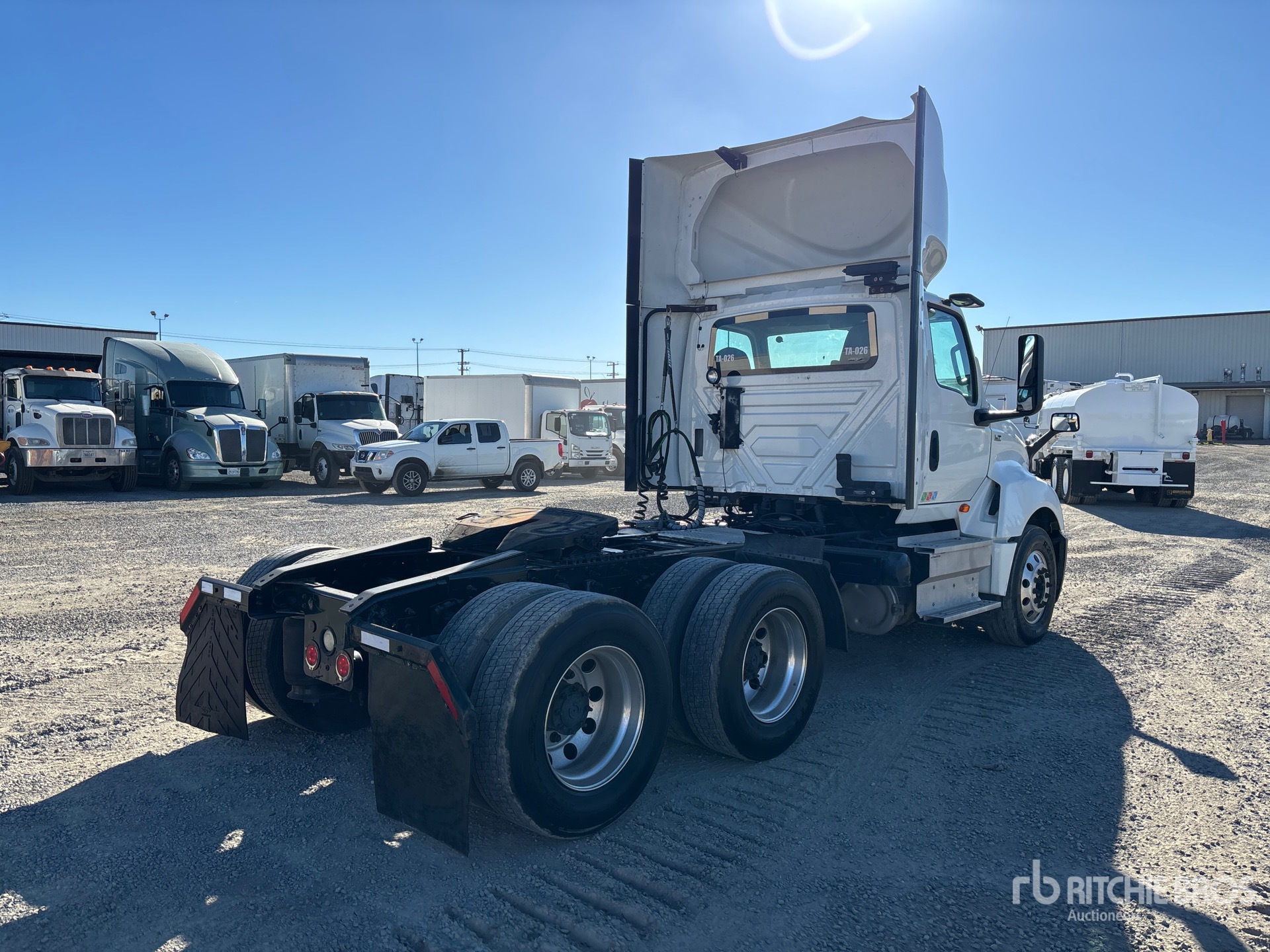 Aspect général with Image, coin arrière droit