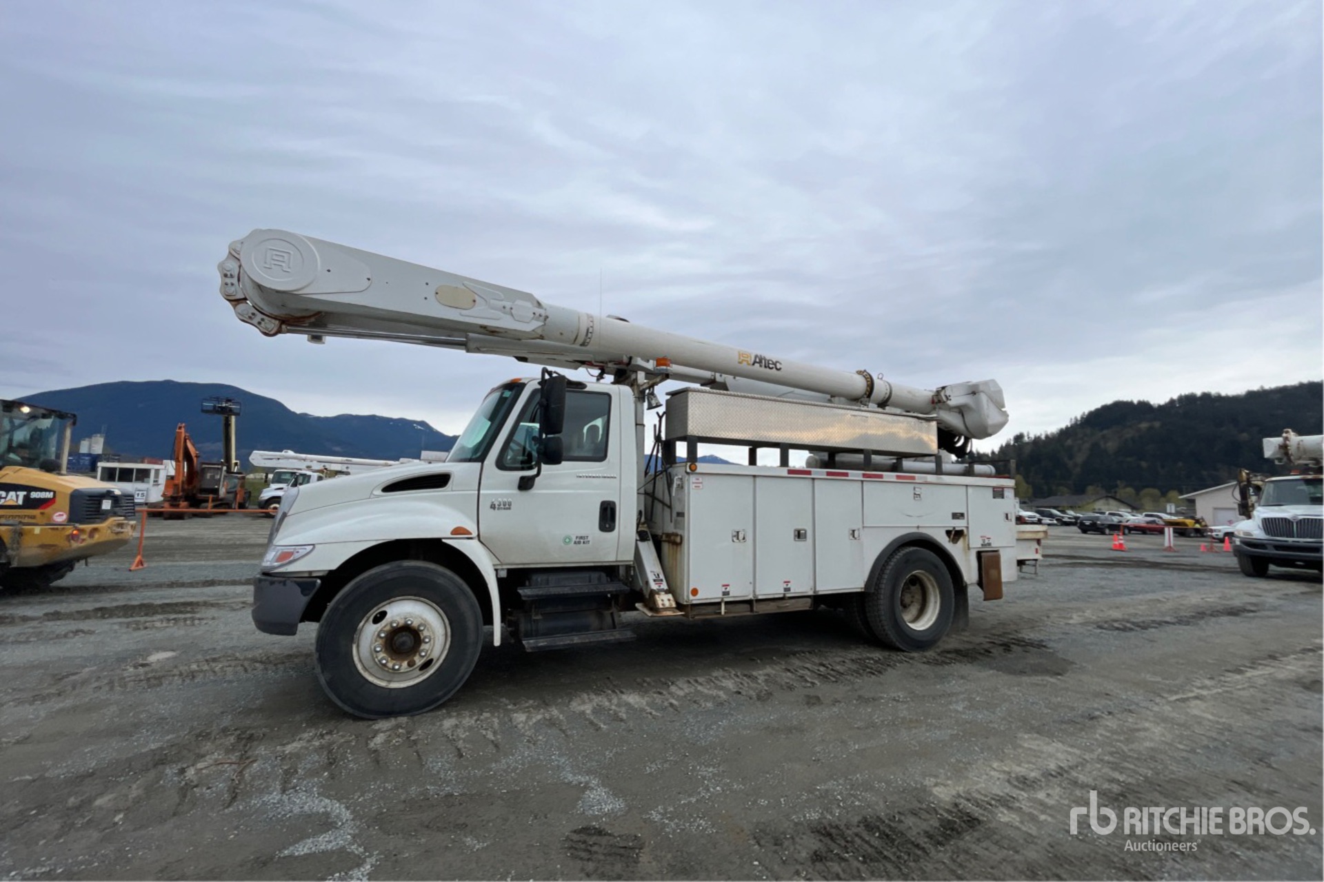 Altec AM55E 55 ft on 2007 International 4300 4x2 Bucket Truck | Ritchie ...