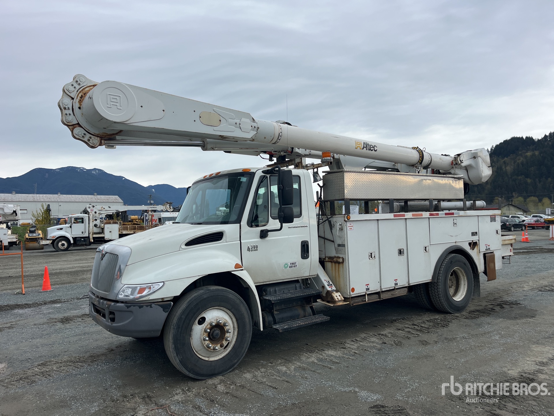 Altec AM55E 55 ft on 2007 International 4300 4x2 Bucket Truck | Ritchie ...