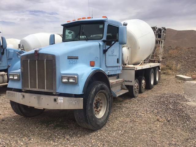 2005 Kenworth W900B 5 x 2 Mixer Truck (Inoperable) 2005 Kenworth W900B 5 x 2 Mixer Truck (Inoperable)