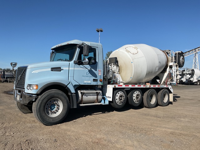 2007 Volvo VHD104F 12x4 Mixer Truck 2007 Volvo VHD104F 12x4 Mixer Truck