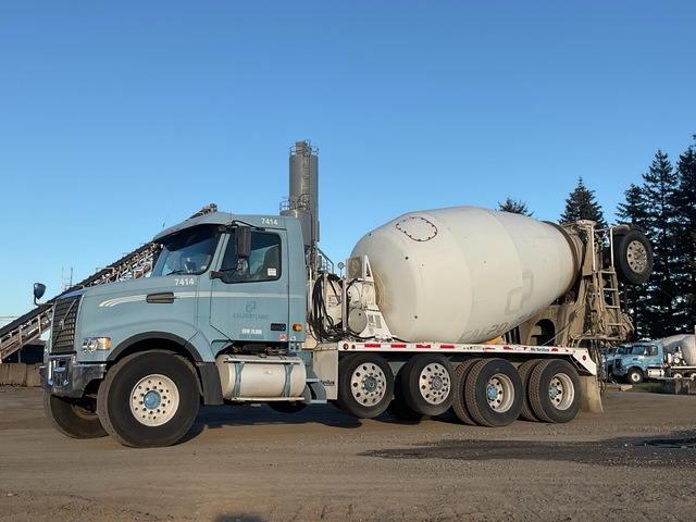 2007 Volvo VHD104F 12x4 Mixer Truck 2007 Volvo VHD104F 12x4 Mixer Truck