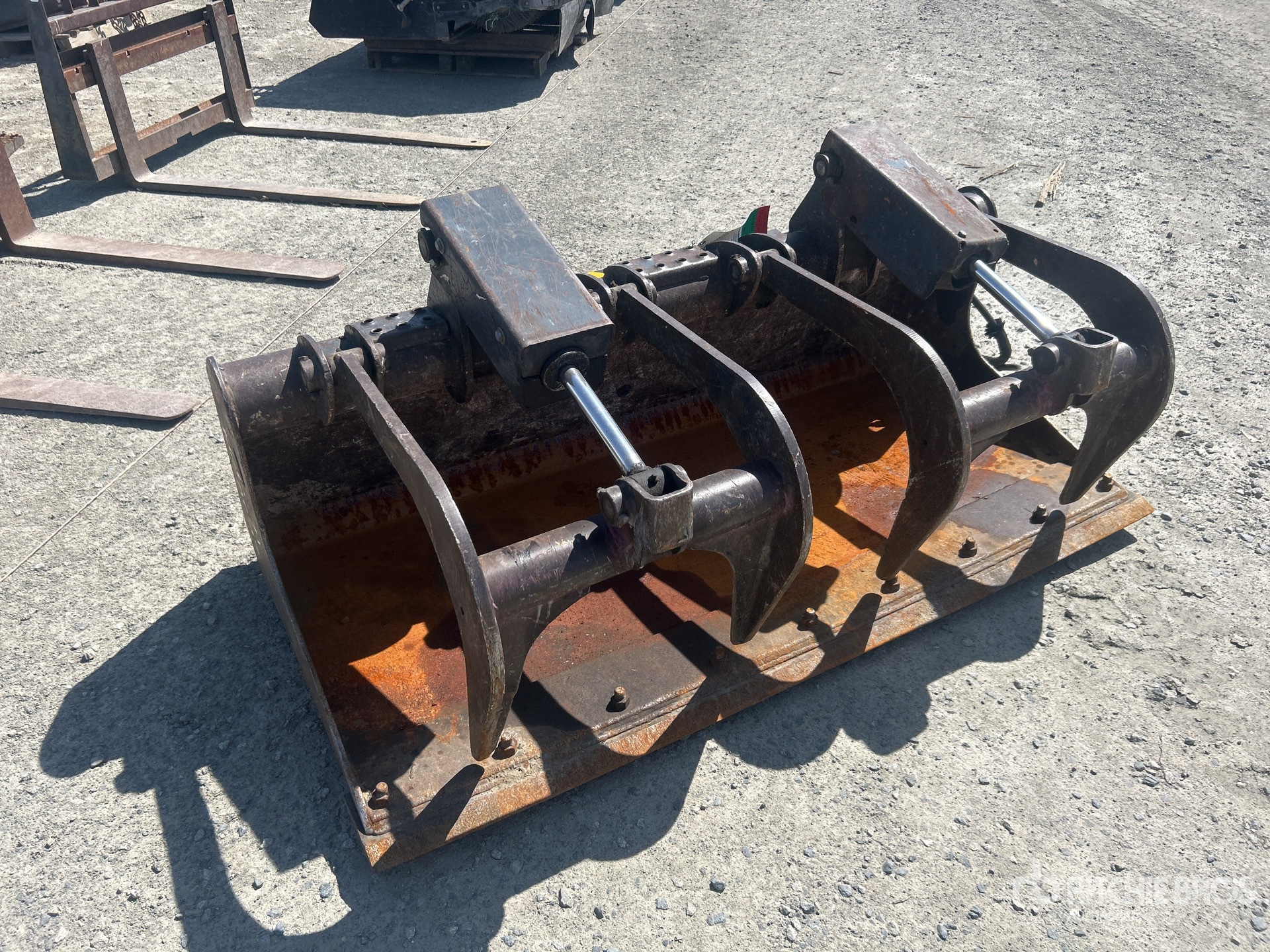 General Appearance with Foto, angolo posteriore sinistro