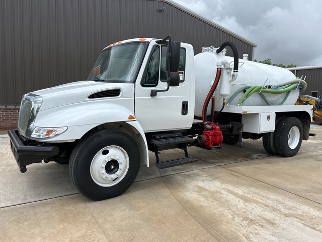 2004 International 4300 SBA 4x2 Vacuum Tanker Truck 2004 International 4300 SBA 4x2 Vacuum Tanker Truck