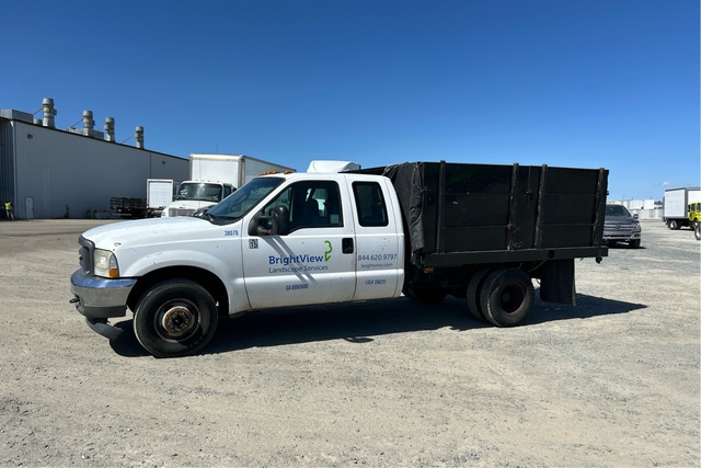 2004 Ford F-350 4x2 Extended Cab Flatbed Truck