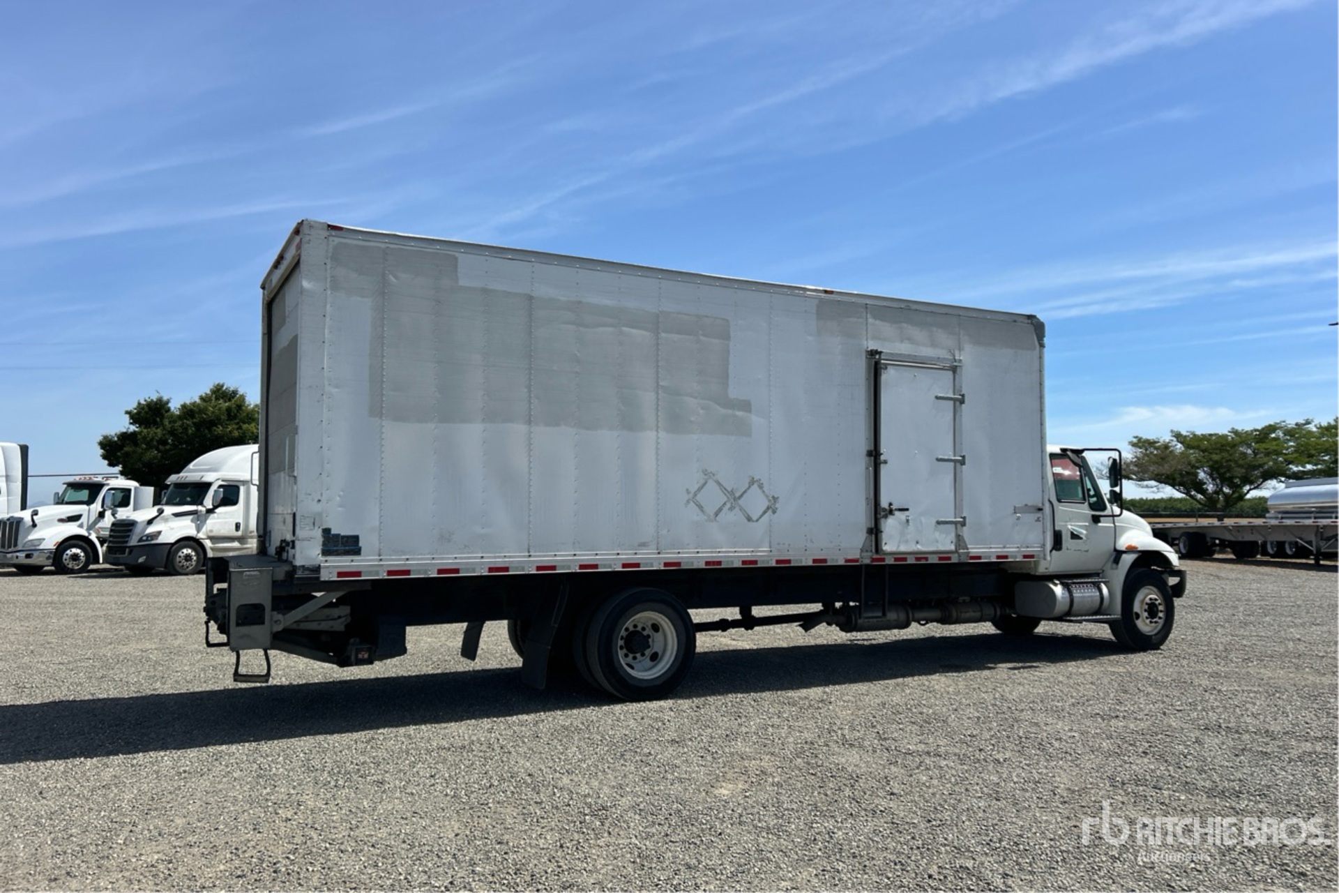 Aspect général with Image, coin arrière droit