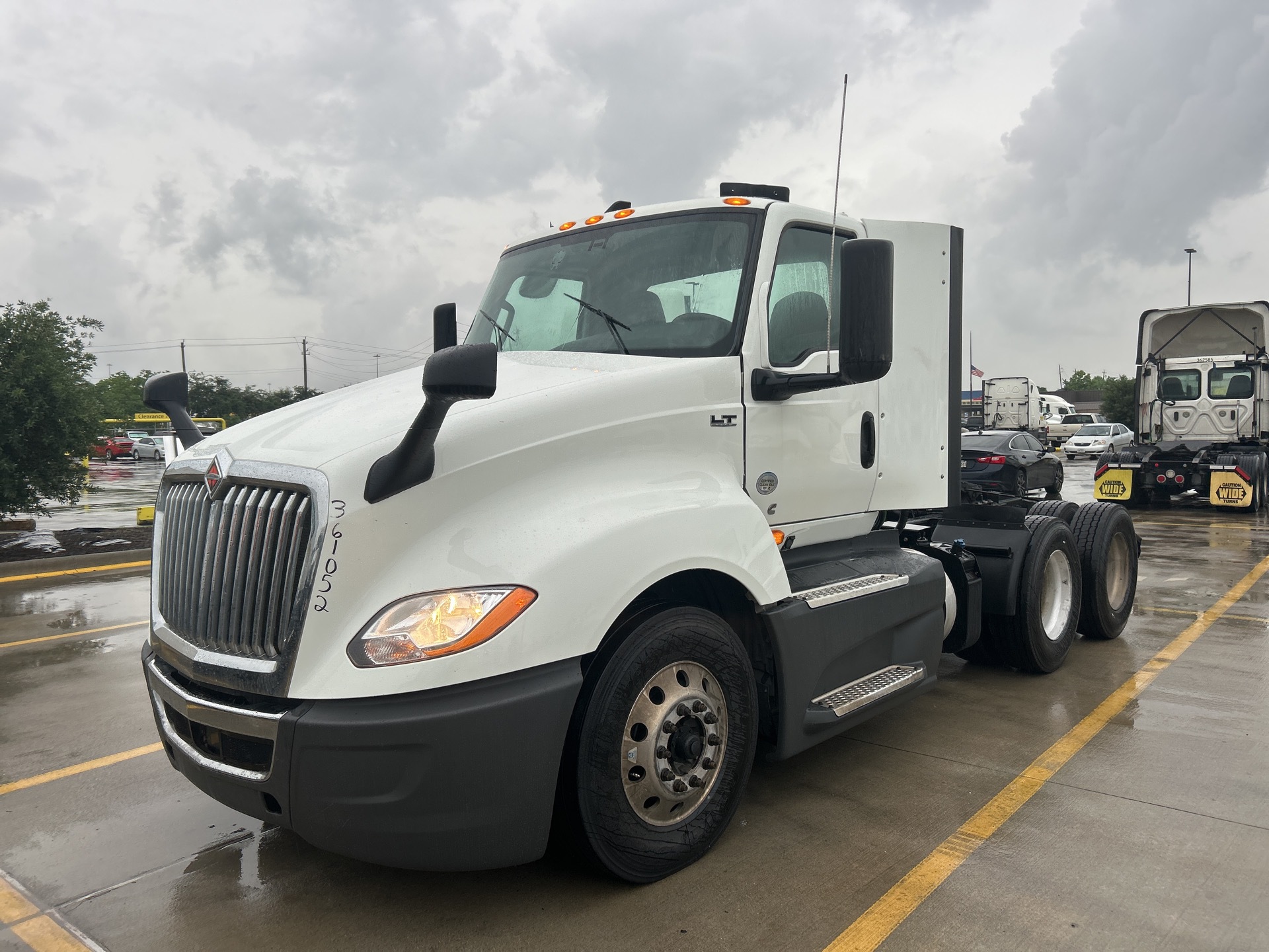 MN262997 - 2021 International LT625: Brochure Photo