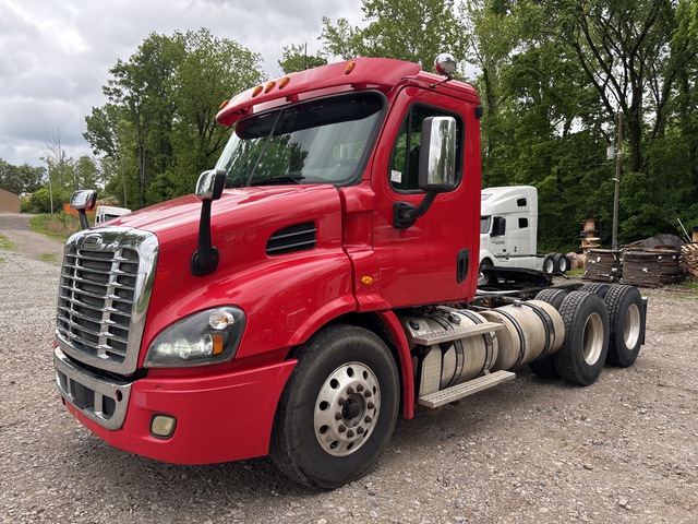 2017 Freightliner Cascadia 113 6x4 T/A Day Cab Truck Tractor