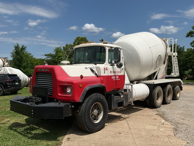 1996 Mack DM690S 8x4 Mixer Truck