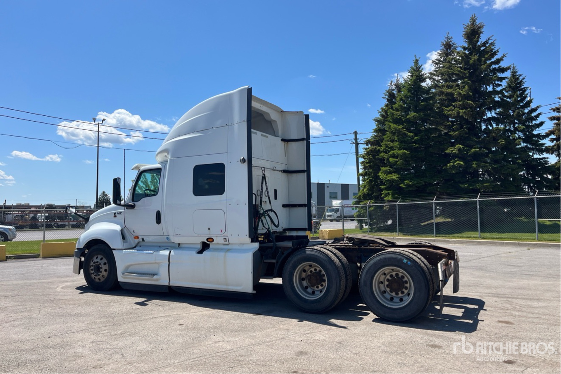 Aspect général with Image, coin arrière gauche