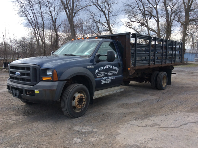 2005 Ford F-550 Super Duty Flatbed Truck