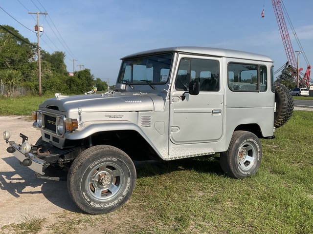 Toyota Land Cruiser 4WD SUV
