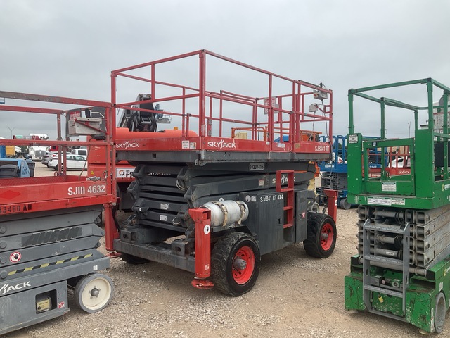 2014 Skyjack SJ8841RT 4x4 Dual Fuel Scissor Lift 2014 Skyjack SJ8841RT 4x4 Dual Fuel Scissor Lift