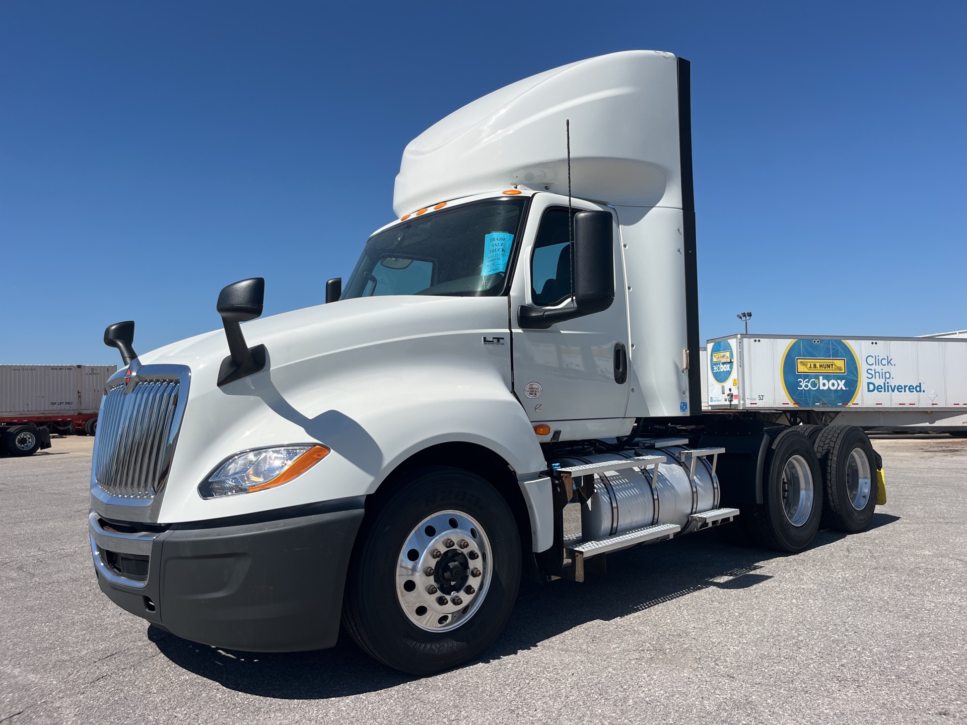 LN421757 - 2020 International LT625: Brochure Photo