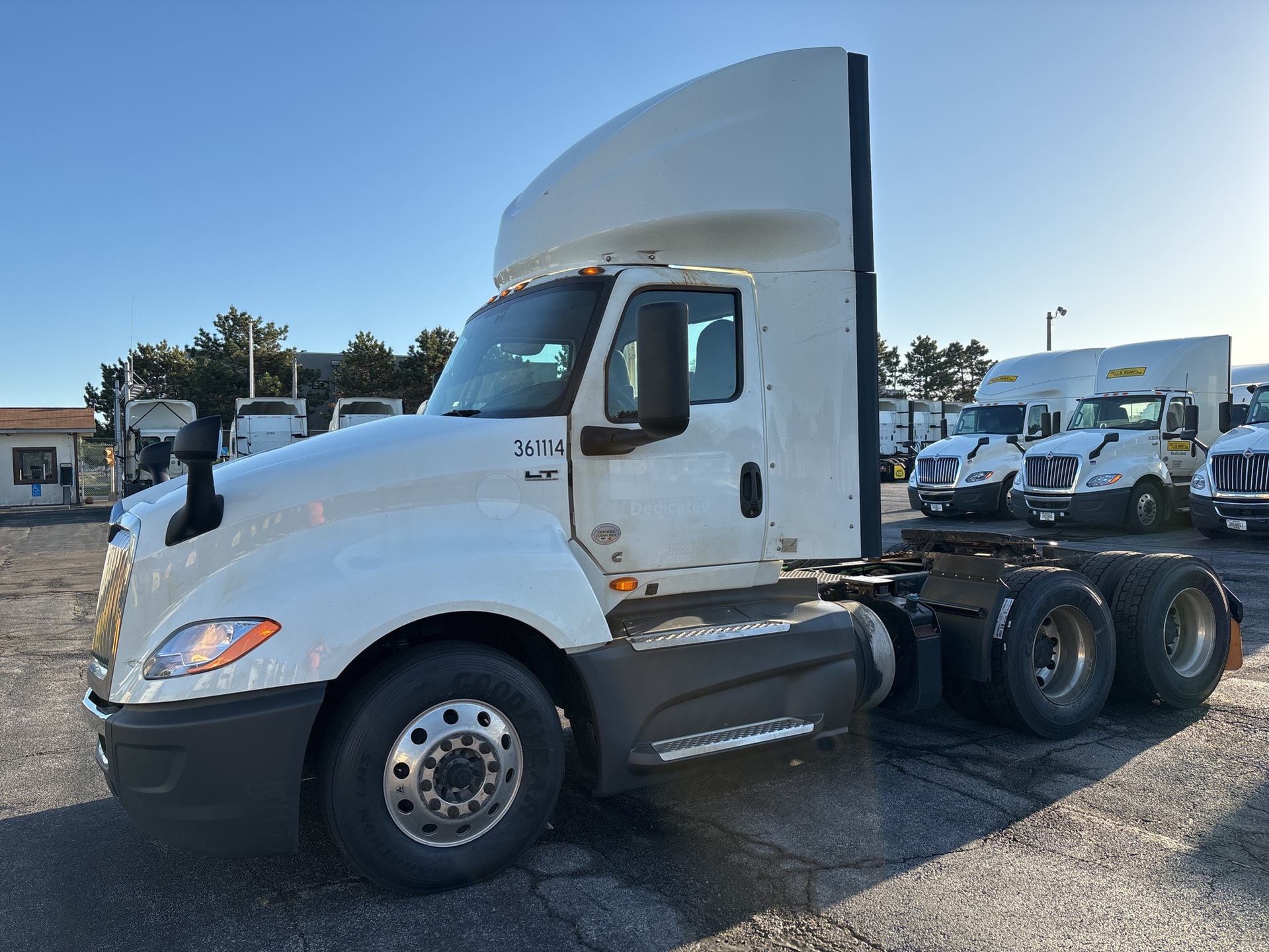 MN075966 - 2021 International LT625: Brochure Photo