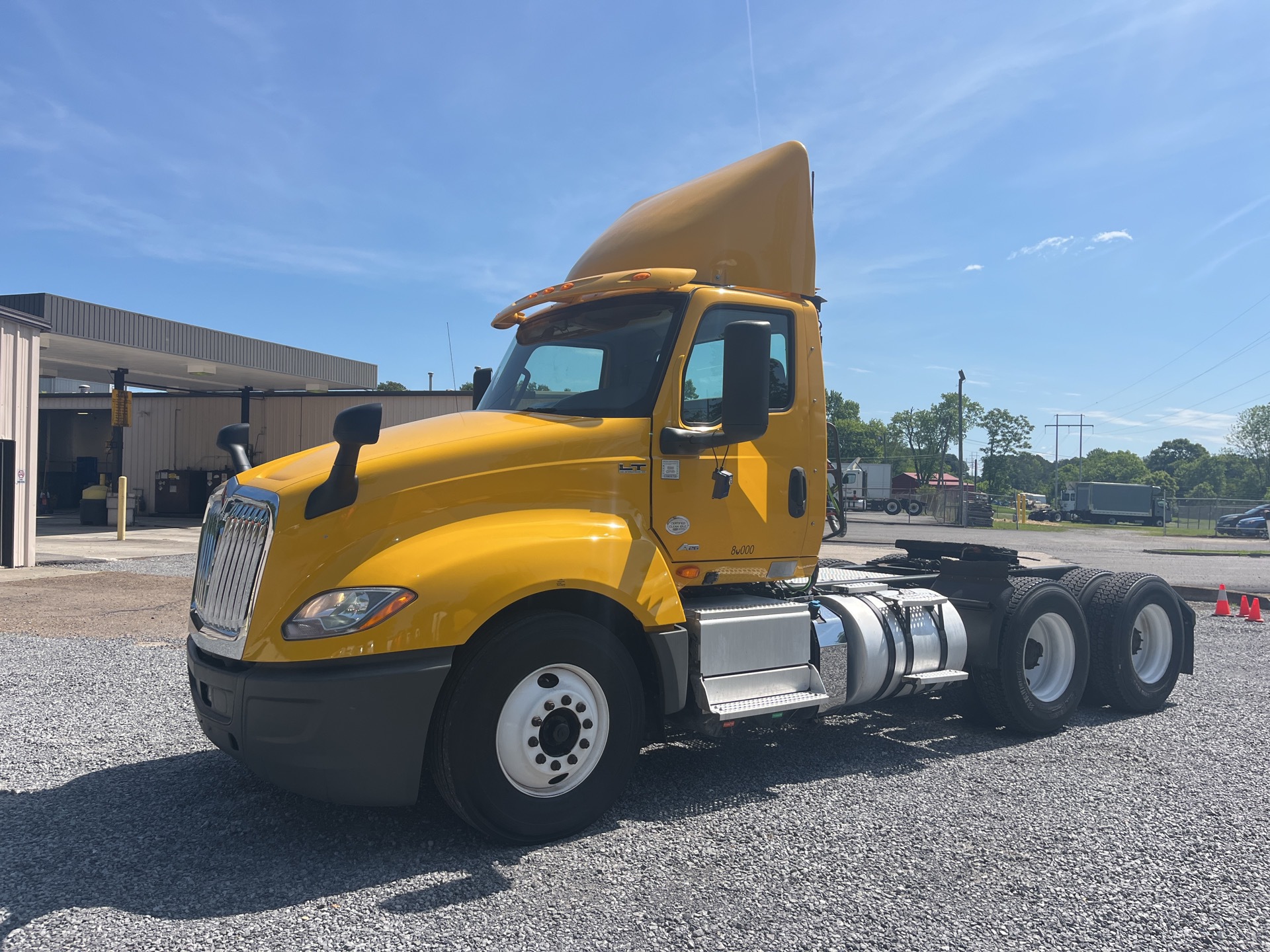KN729984 - 2019 International LT625: Brochure Photo