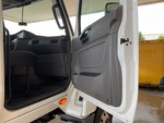 KN242767 - 2019 International LT625: Cab Doors