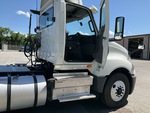 KN728933 - 2019 International LT625: Grab Rails