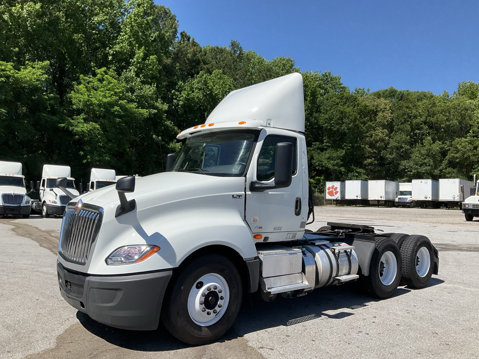KN728933 - 2019 International LT625: Brochure Photo
