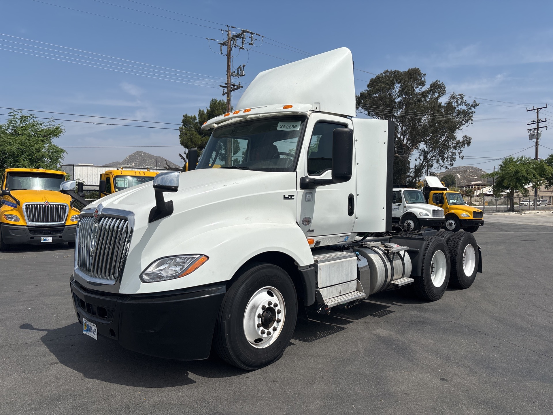 KN160283 - 2019 International LT625: Brochure Photo