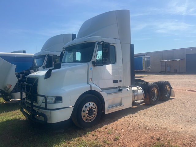 2016 Volvo VNM64T 200 6x4 T/A Day Cab Truck Tractor