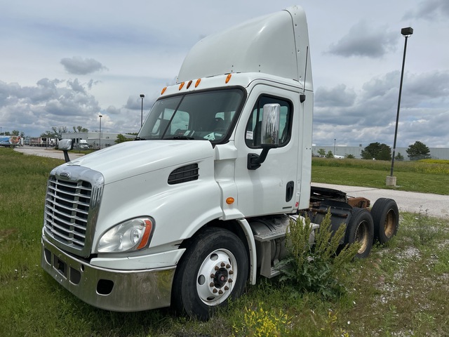 2010 Freightliner Cascadia 113 6x4 T/A Day Cab Truck Tractor