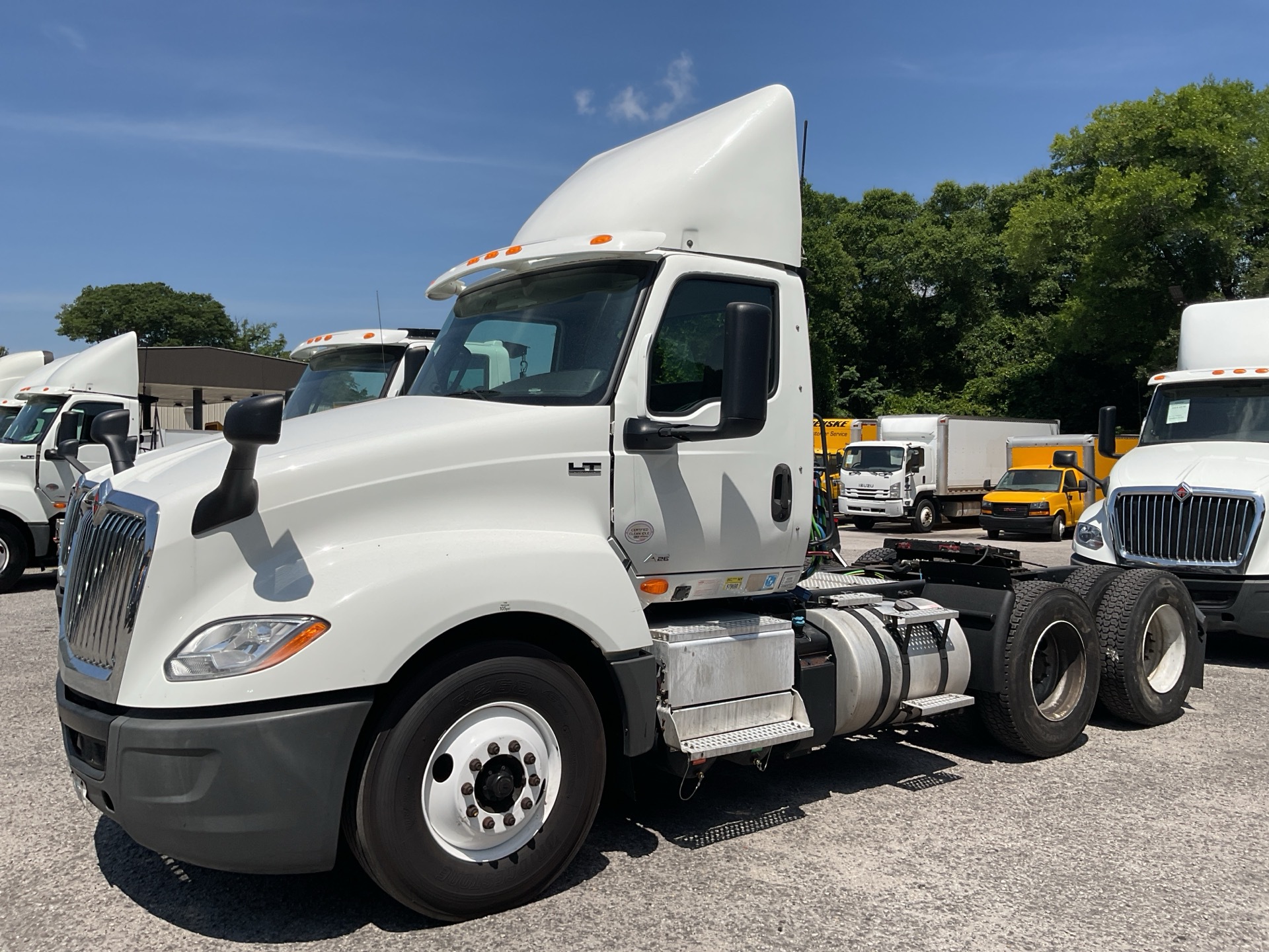 KL537006 - 2019 International LT625: Brochure Photo