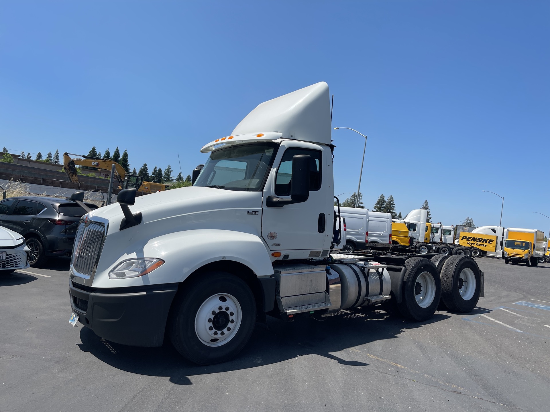 KN138535 - 2019 International LT625: Brochure Photo