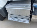 KN100054 - 2019 International LT625: Steps
