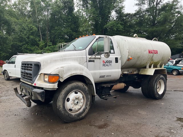 2000 Ford F-750 XL 2000 gal 4x2 Water Truck