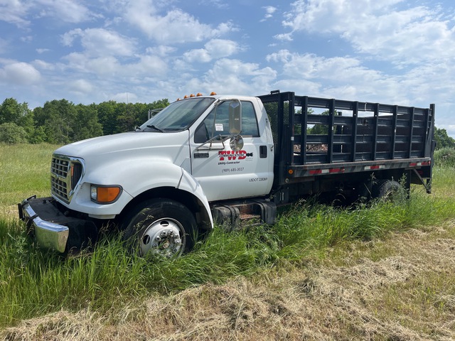 2000 Ford F-650 Super Duty XLT 4x2 Flatbed Truck
