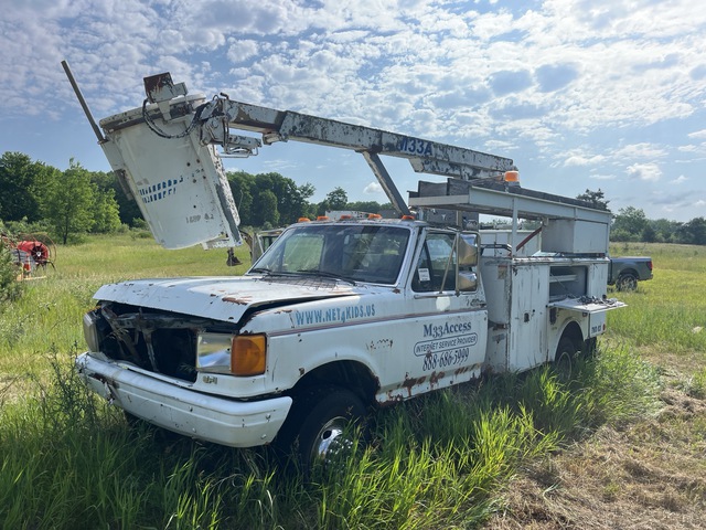 Altec on 1991 Ford F-Super Duty 4x2 Bucket Truck (Inoperable) Altec on 1991 Ford F-Super Duty 4x2 Bucket Truck (Inoperable)