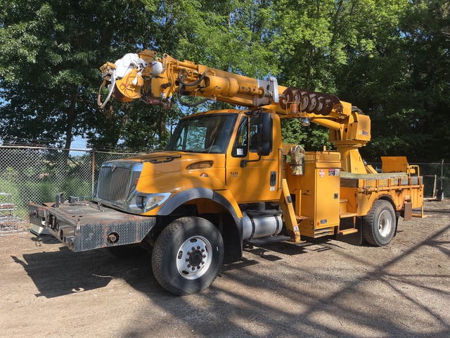 Altec DM45 BR on 2006 International 7400 4x4 Digger Derrick Truck