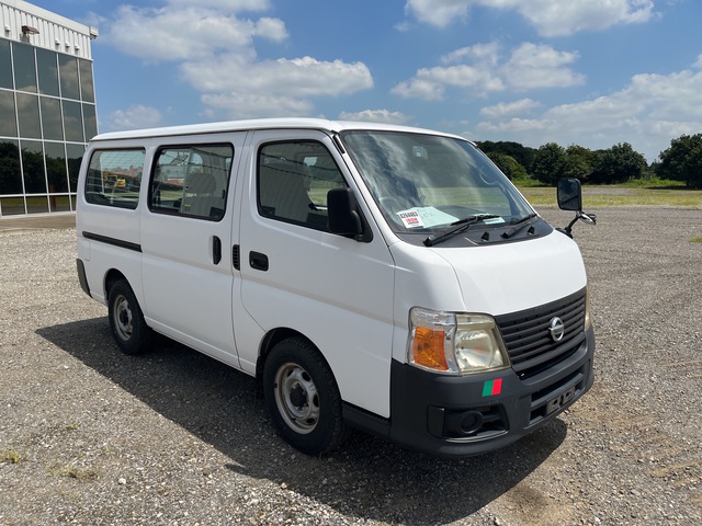 2010 年 Nissan CARAVAN Passenger Van