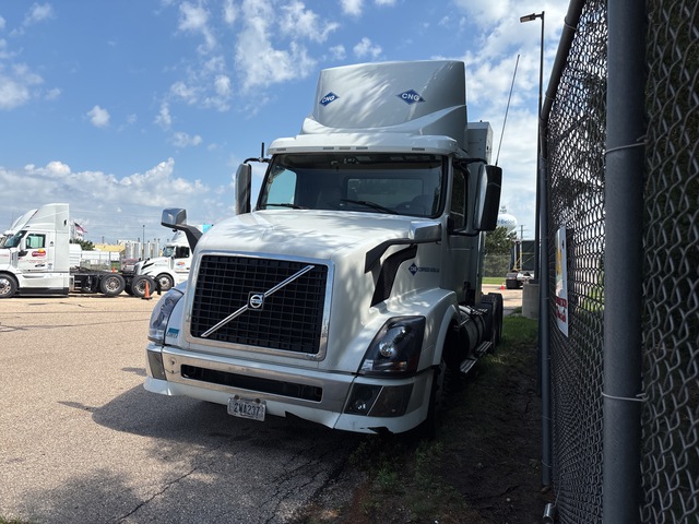 2015 Volvo VNL CNG 6x4 T/A Day Cab Truck Tractor