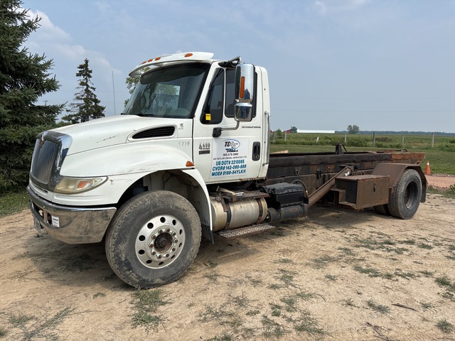 2006 International 4400 SBA 4x2 Roll-Off Truck