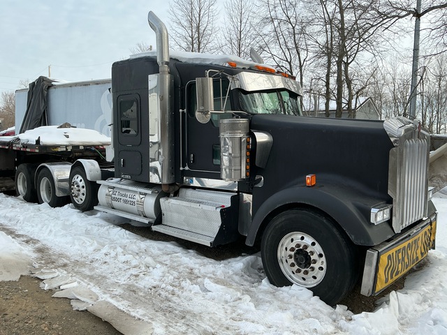 2012 Kenworth W900 8x4 Tri/A Sleeper Truck Tractor 2012 Kenworth W900 8x4 Tri/A Sleeper Truck Tractor