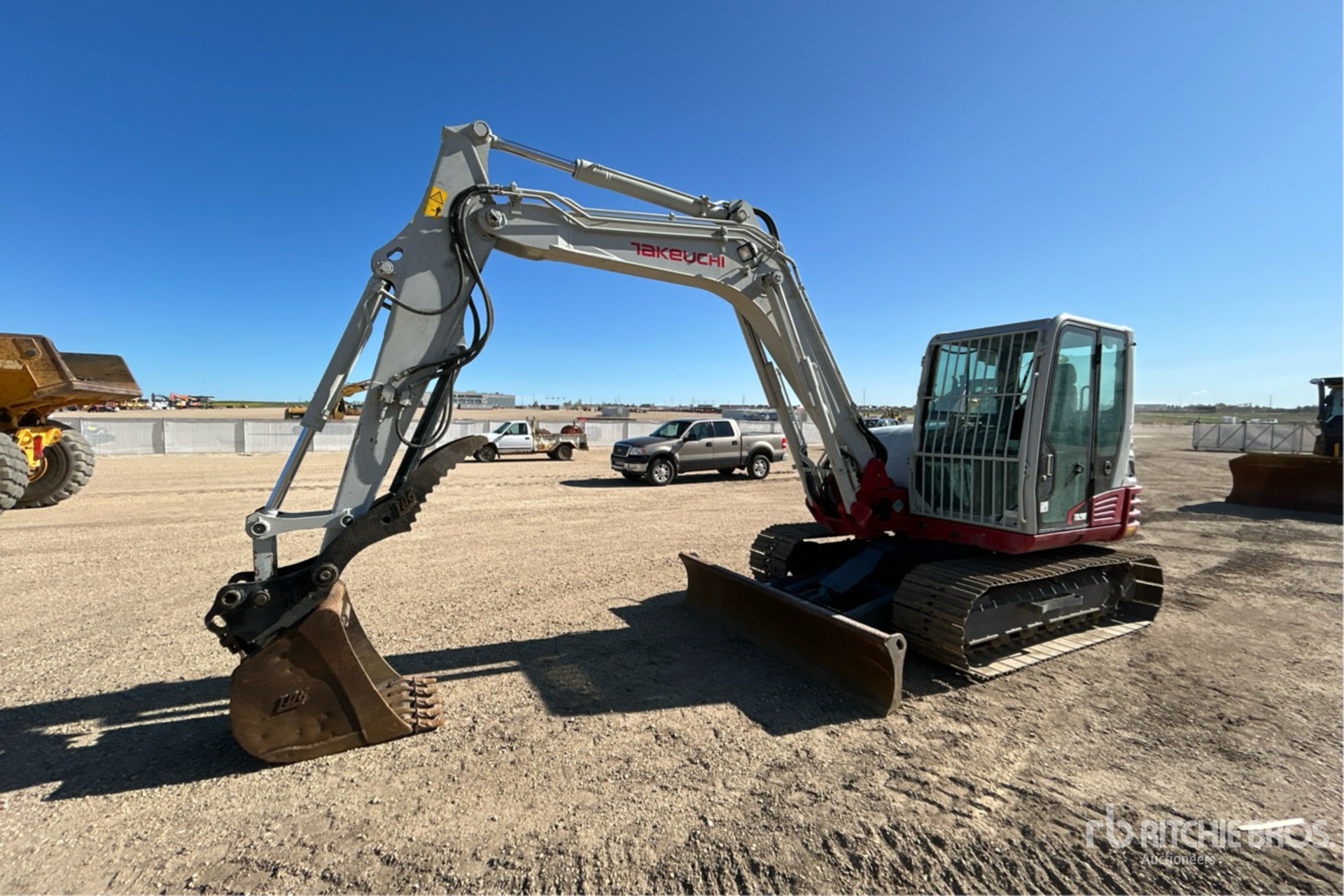 MINI EXCAVADORA TAKEUCHI TB290