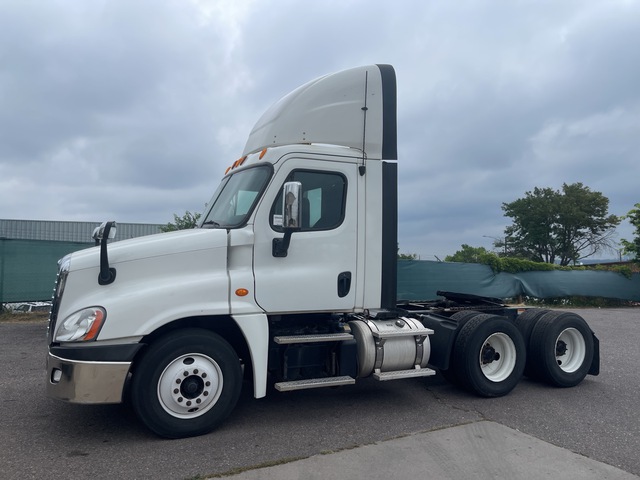 2014 Freightliner Cascadia 125 6x4 T/A Day Cab Truck Tractor