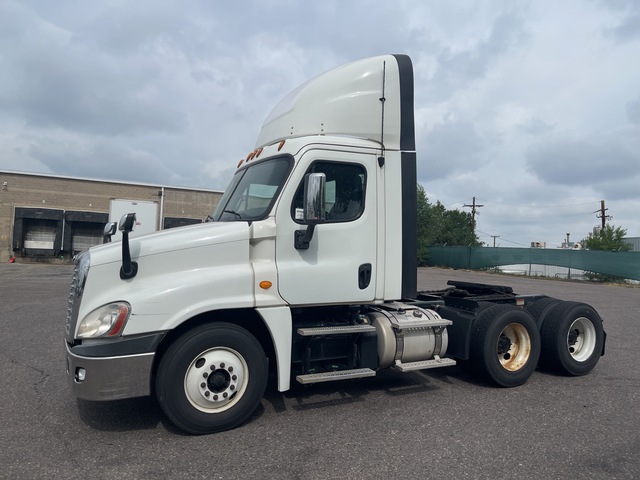 2014 Freightliner Cascadia 125 6x4 T/A Day Cab Truck Tractor