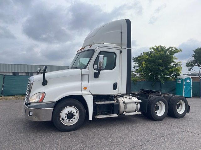 2014 Freightliner Cascadia 125 6x4 T/A Day Cab Truck Tractor