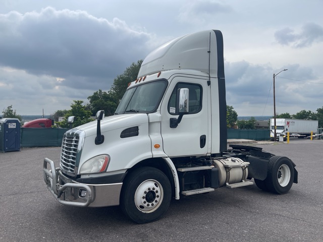 2014 Freightliner Cascadia 113 4x2 S/A Day Cab Truck Tractor