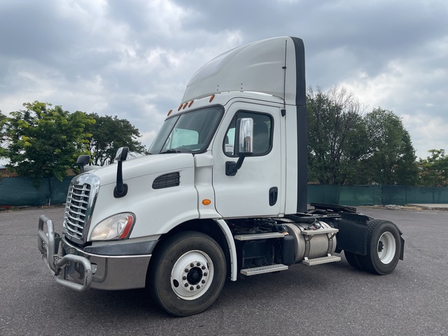 2014 Freightliner Cascadia 113 4x2 S/A Day Cab Truck Tractor