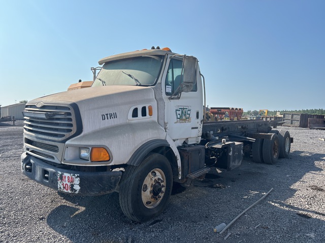 2003 Sterling L9500 6x4 Roll-Off Truck (Inoperable) 2003 Sterling L9500 6x4 Roll-Off Truck (Inoperable)