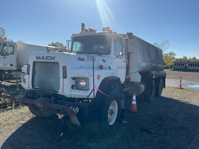 1990 Mack RB690S 6x4 Water Truck