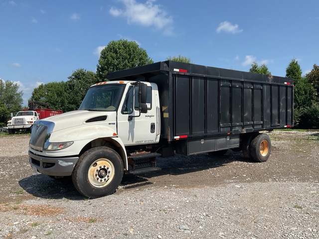2011 International 4400 4x2 Chipper Truck