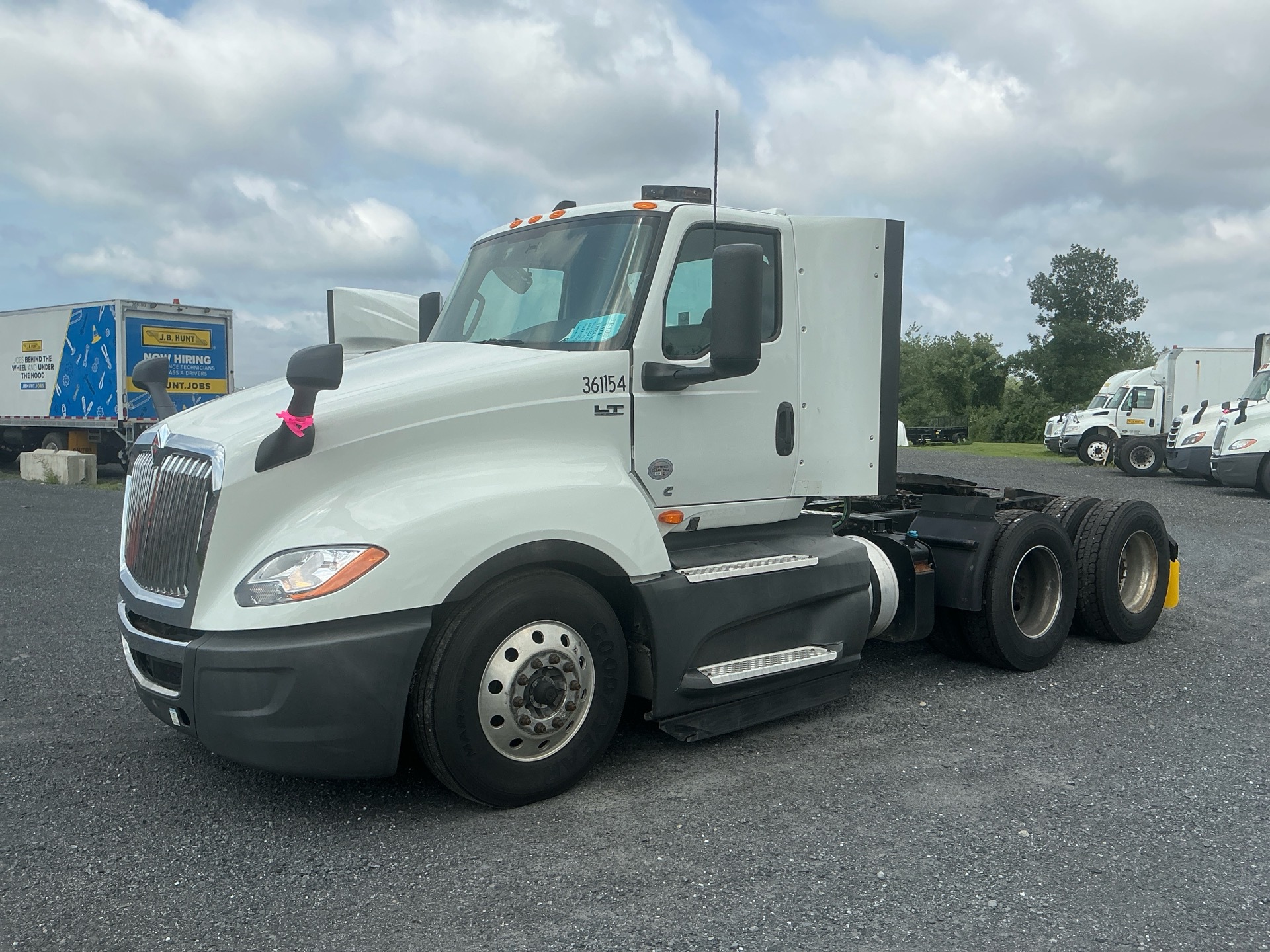 MN083914 - 2021 International LT625: Brochure Photo