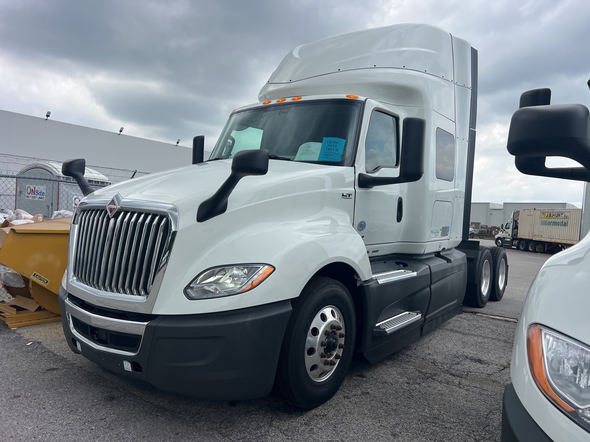 NN308535 - 2022 International LT625: Brochure Photo