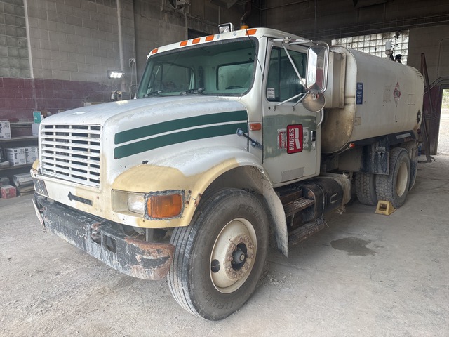 2000 International 4900 2000 gal  4x2 Fuel Truck